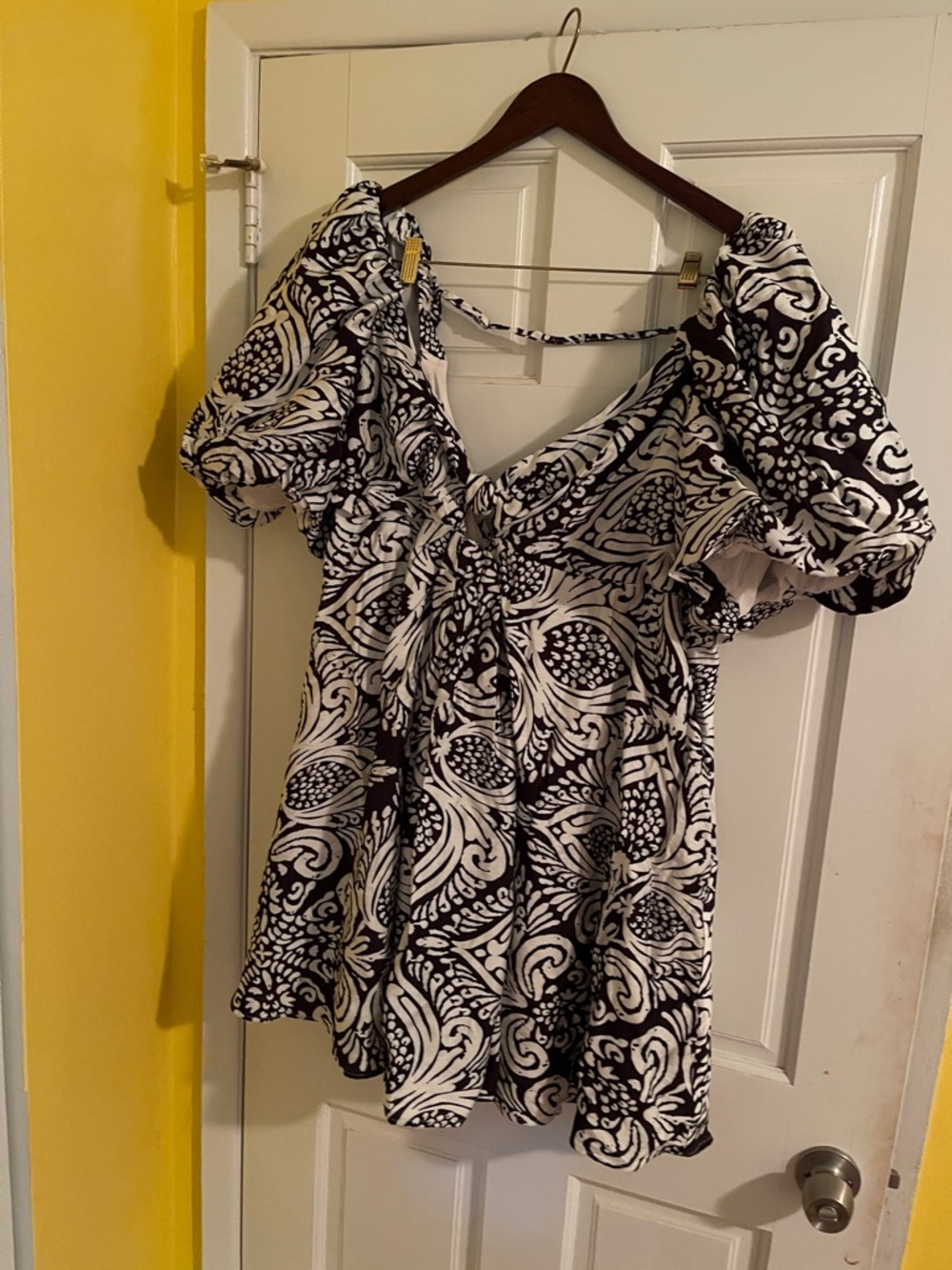 Fashion Nova Black & White Puff-Sleeve V-Neck Blouse